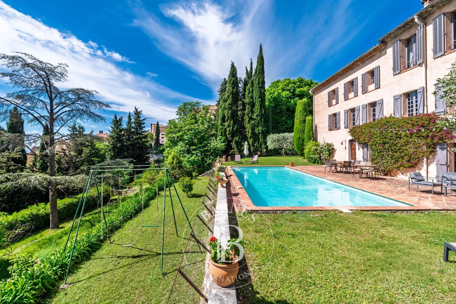 GRASSE - BASTIDE DE CHARME DU XVIIIème SIECLE - 13 CHAMBRES