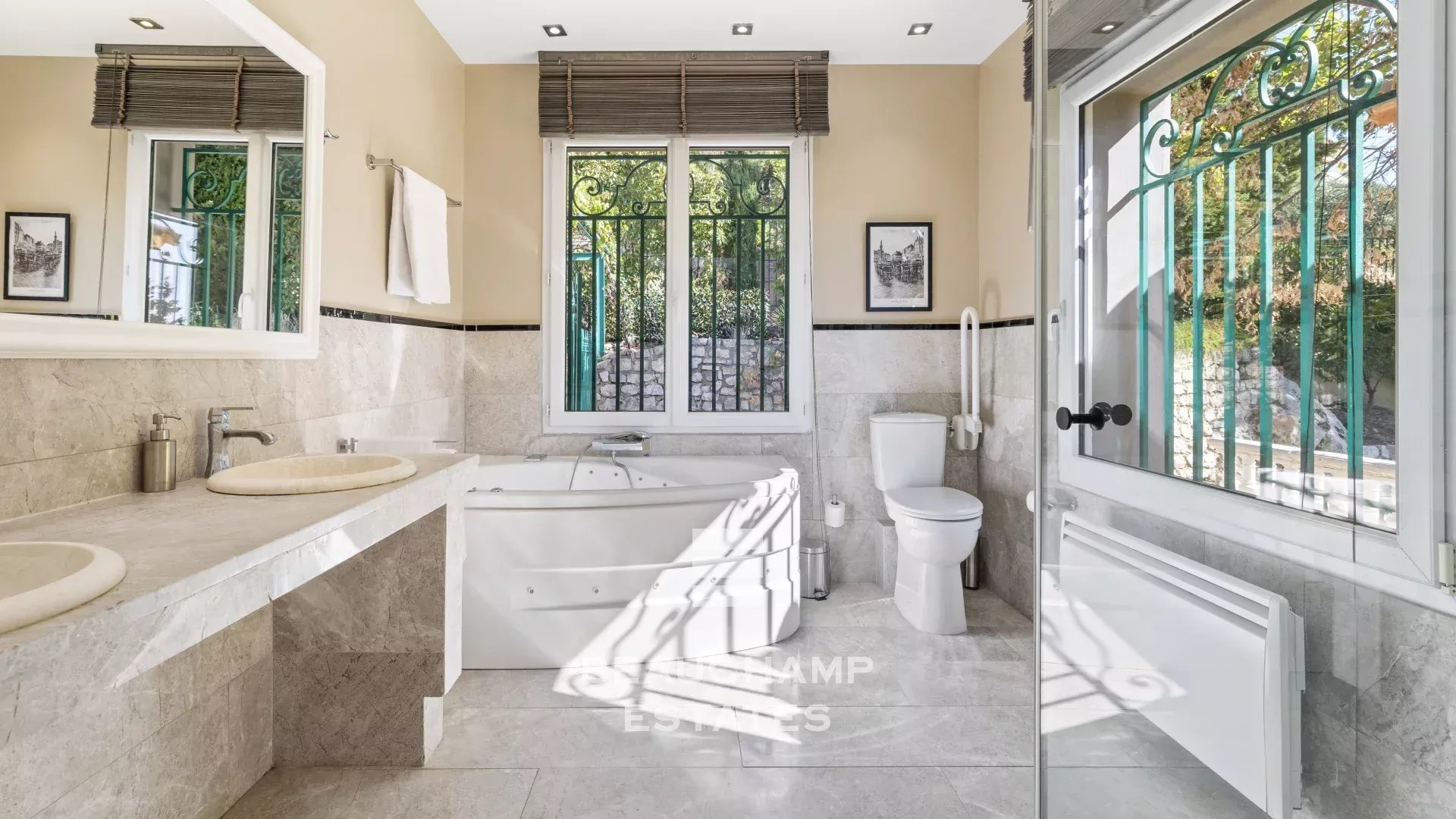 Villa avec deux appartements indépendants et potentiel hôtelier - Grasse