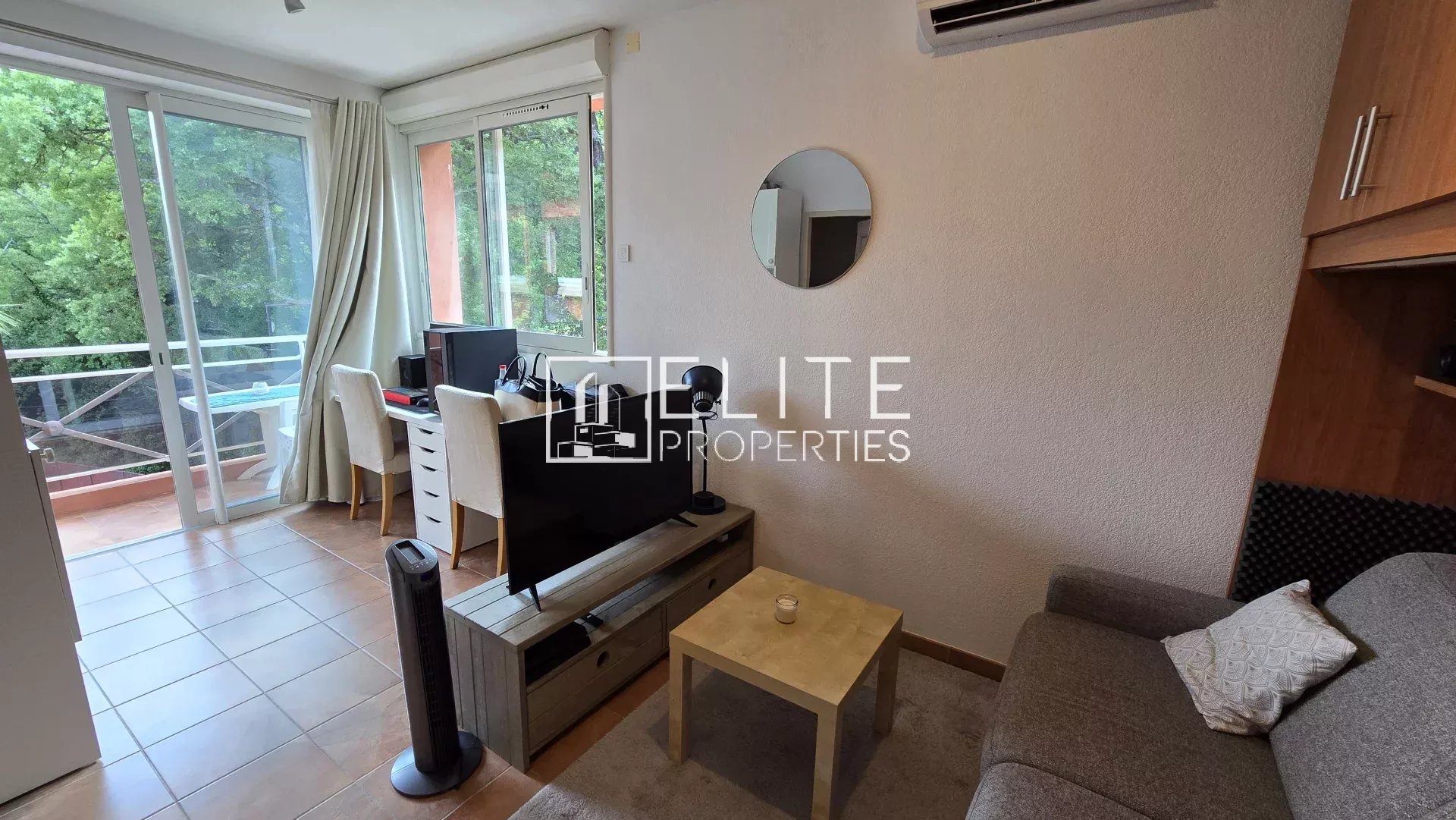 STUDIO 24m² + TERRASSE + 2 PARKINGS GRASSE