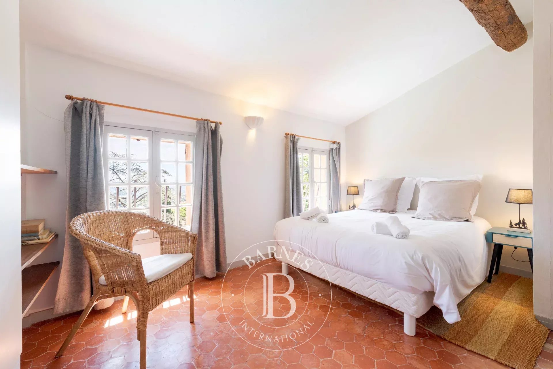 GRASSE - BASTIDE DE CHARME DU XVIIIème SIECLE - 13 CHAMBRES