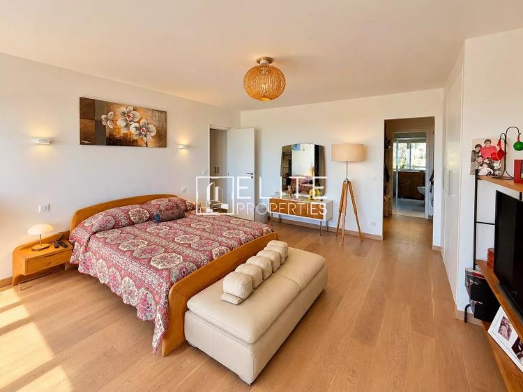 Toit-terrasse 4 pièces  de 139 m² entièrement rénové avec vue panoramique Mer, Montagne, ville – Grasse