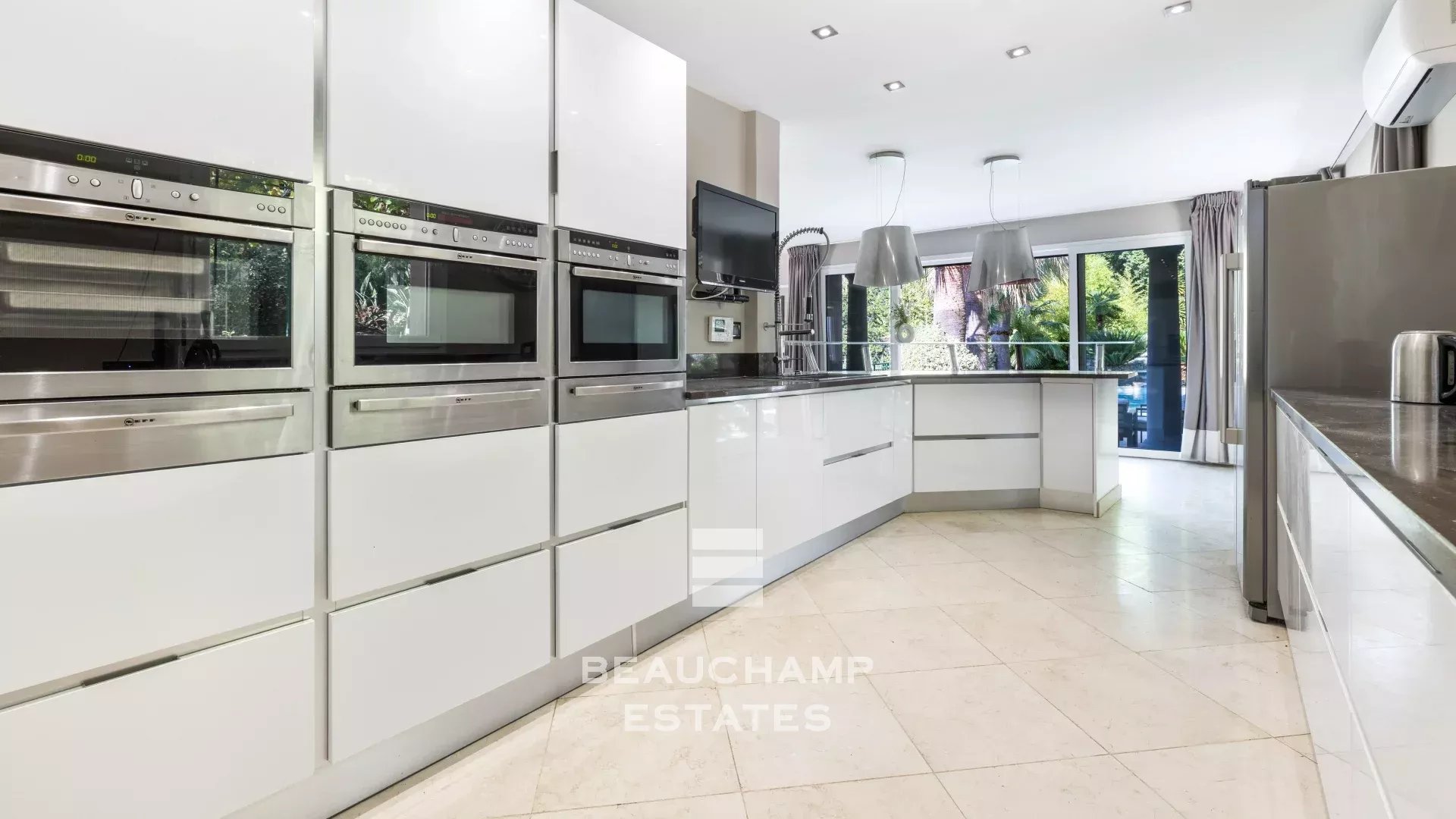 Villa avec deux appartements indépendants et potentiel hôtelier - Grasse