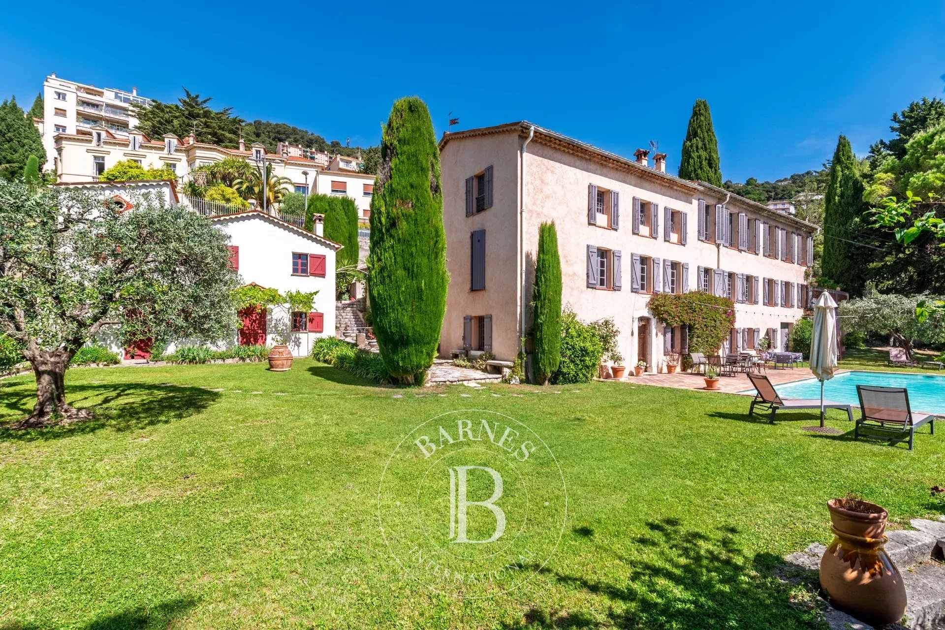 GRASSE - BASTIDE DE CHARME DU XVIIIème SIECLE - 13 CHAMBRES