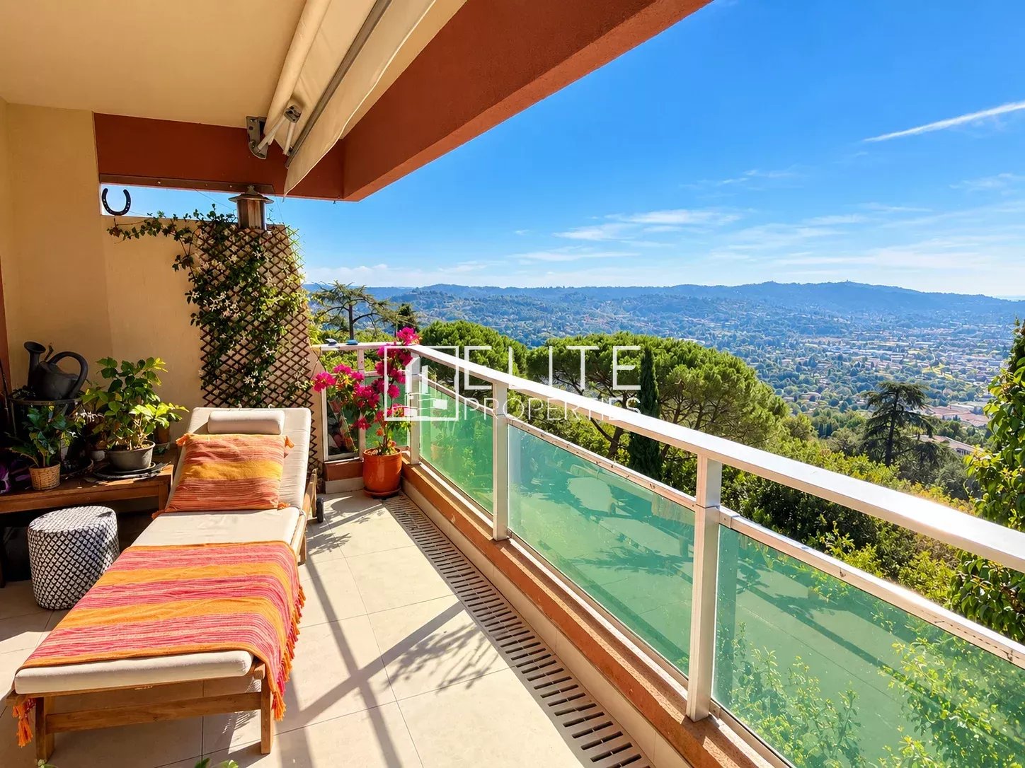 Toit-terrasse 4 pièces  de 139 m² entièrement rénové avec vue panoramique Mer, Montagne, ville – Grasse