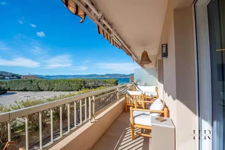 SAINT-TROPEZ — PIEDS DANS L’EAU VUE MER 3 CHAMBRES