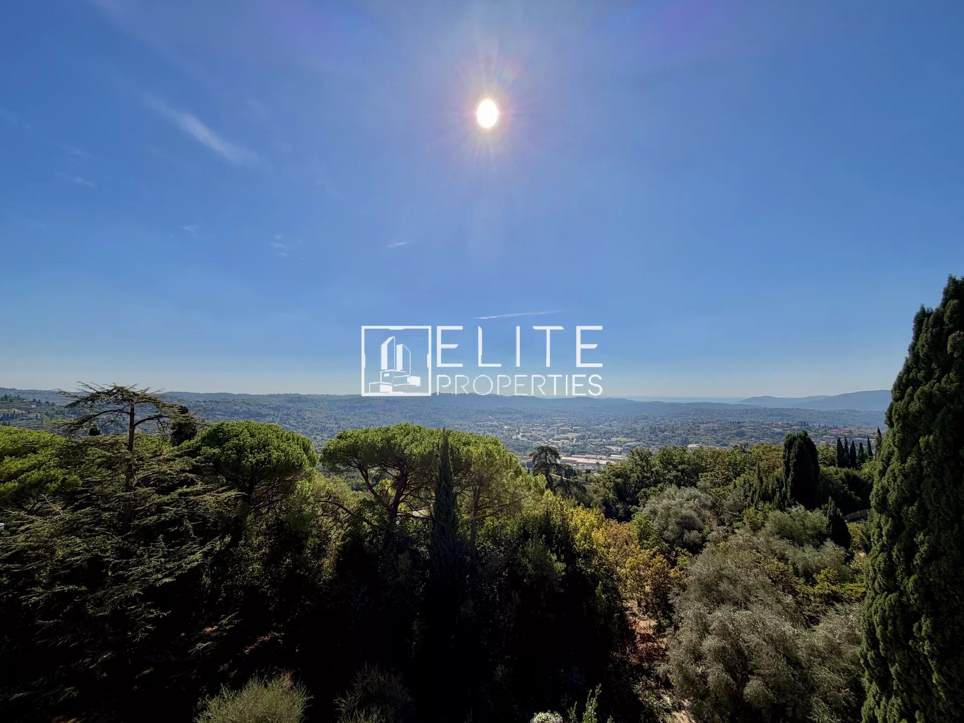 Toit-terrasse 4 pièces  de 139 m² entièrement rénové avec vue panoramique Mer, Montagne, ville – Grasse