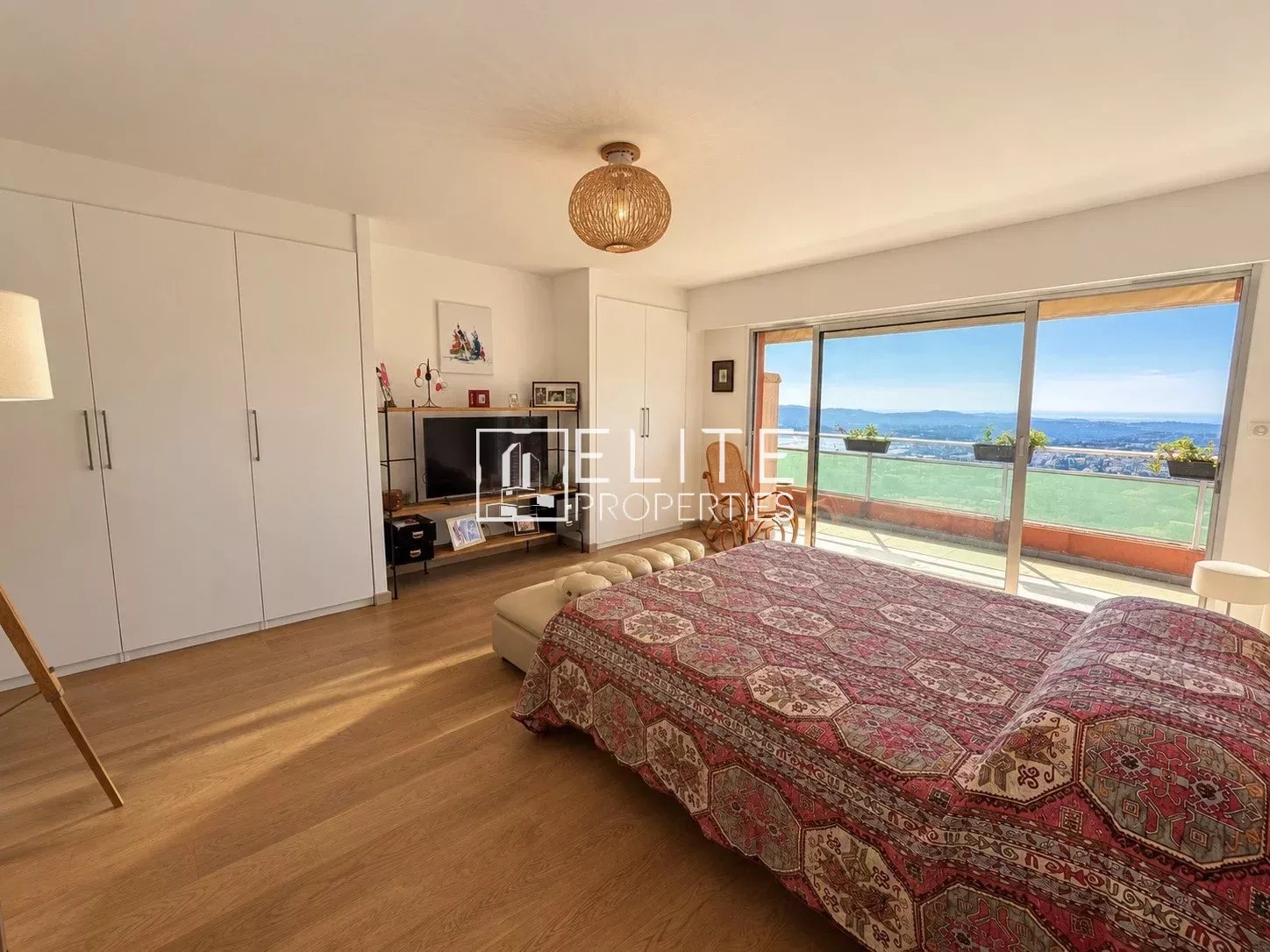 Toit-terrasse 4 pièces  de 139 m² entièrement rénové avec vue panoramique Mer, Montagne, ville – Grasse