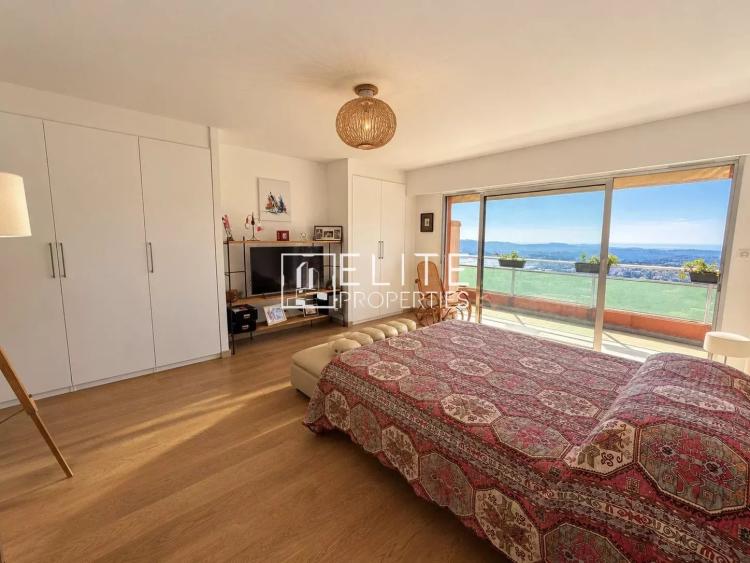 Toit-terrasse 4 pièces  de 139 m² entièrement rénové avec vue panoramique Mer, Montagne, ville – Grasse