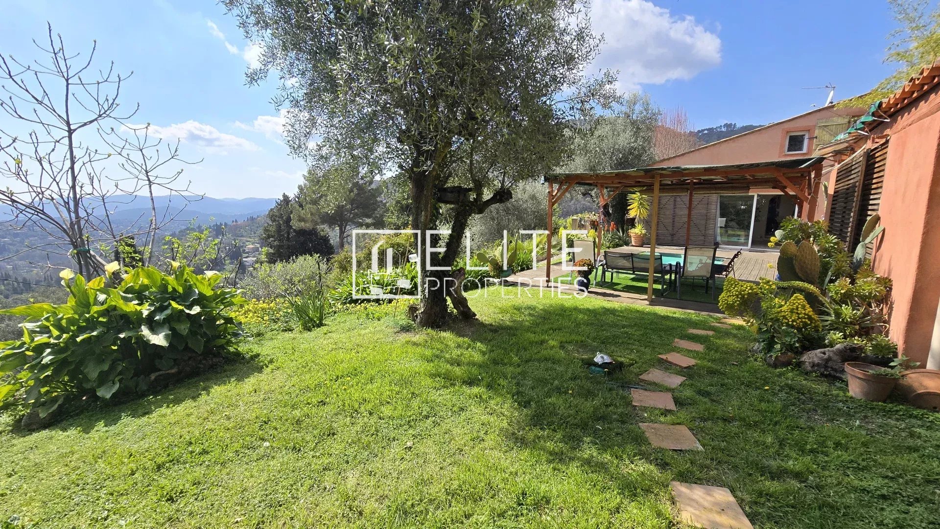 MAISON 5 PIÈCES DE 120 m² + PISCINE ET VUE MER PANORAMIQUE – GRASSE