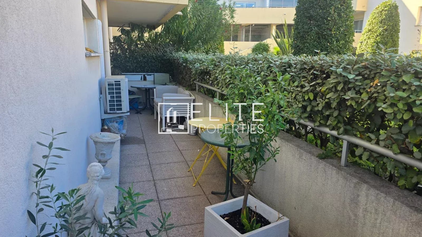 APPARTEMENT 2 PIÈCES + TERRASSE, PISCINE & 2 PARKINGS – GRASSE