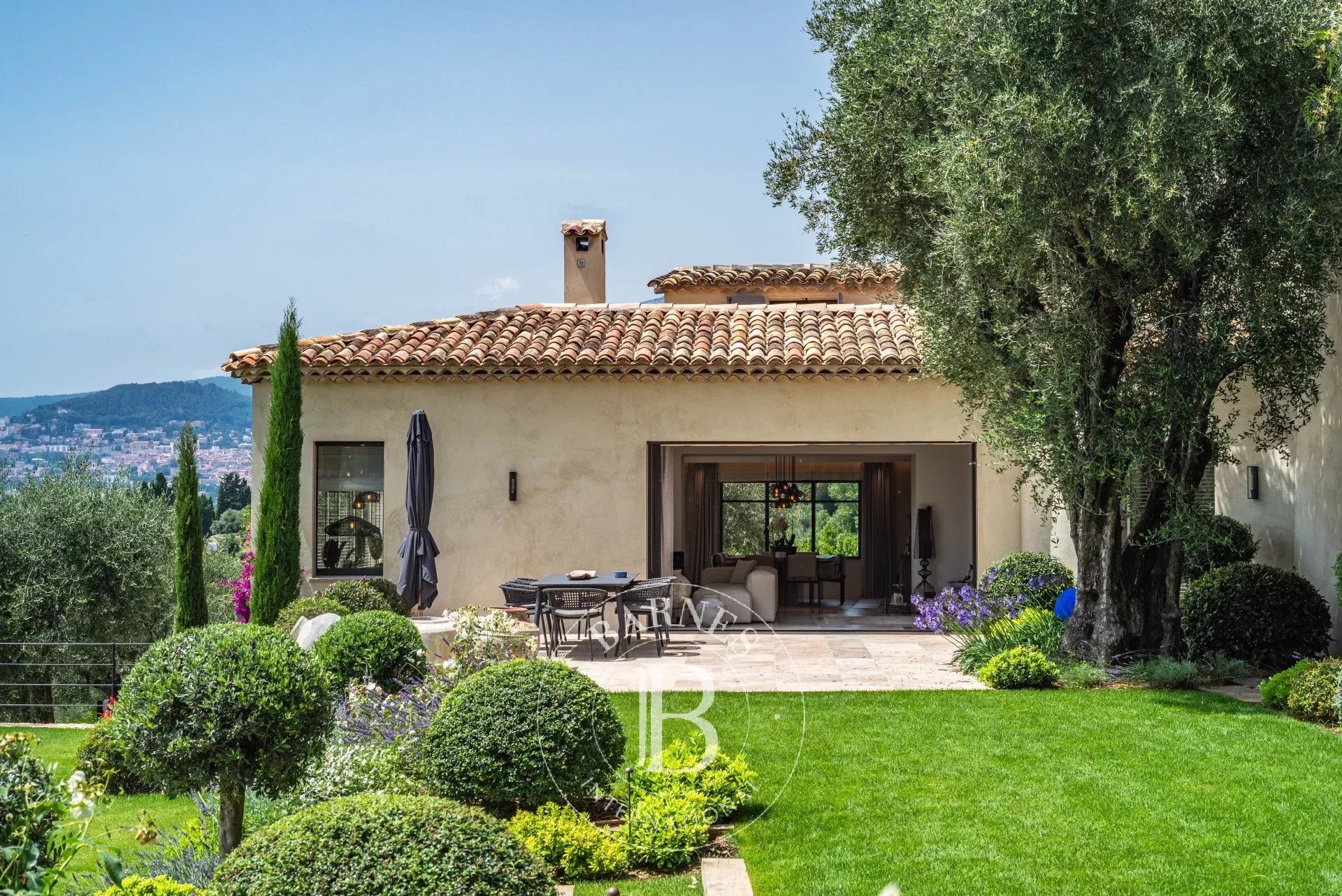 PROCHE MOUGINS – PROPRIÉTÉ D’EXCEPTION – VUE MER