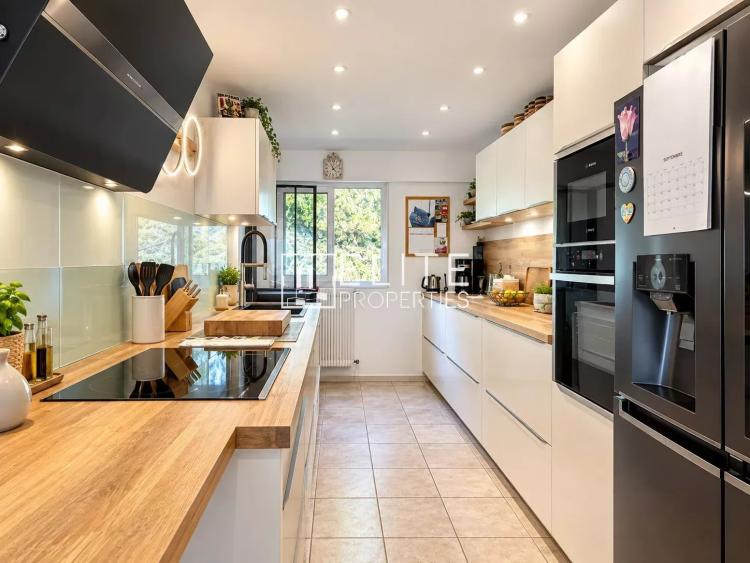 Toit-terrasse 4 pièces  de 139 m² entièrement rénové avec vue panoramique Mer, Montagne, ville – Grasse