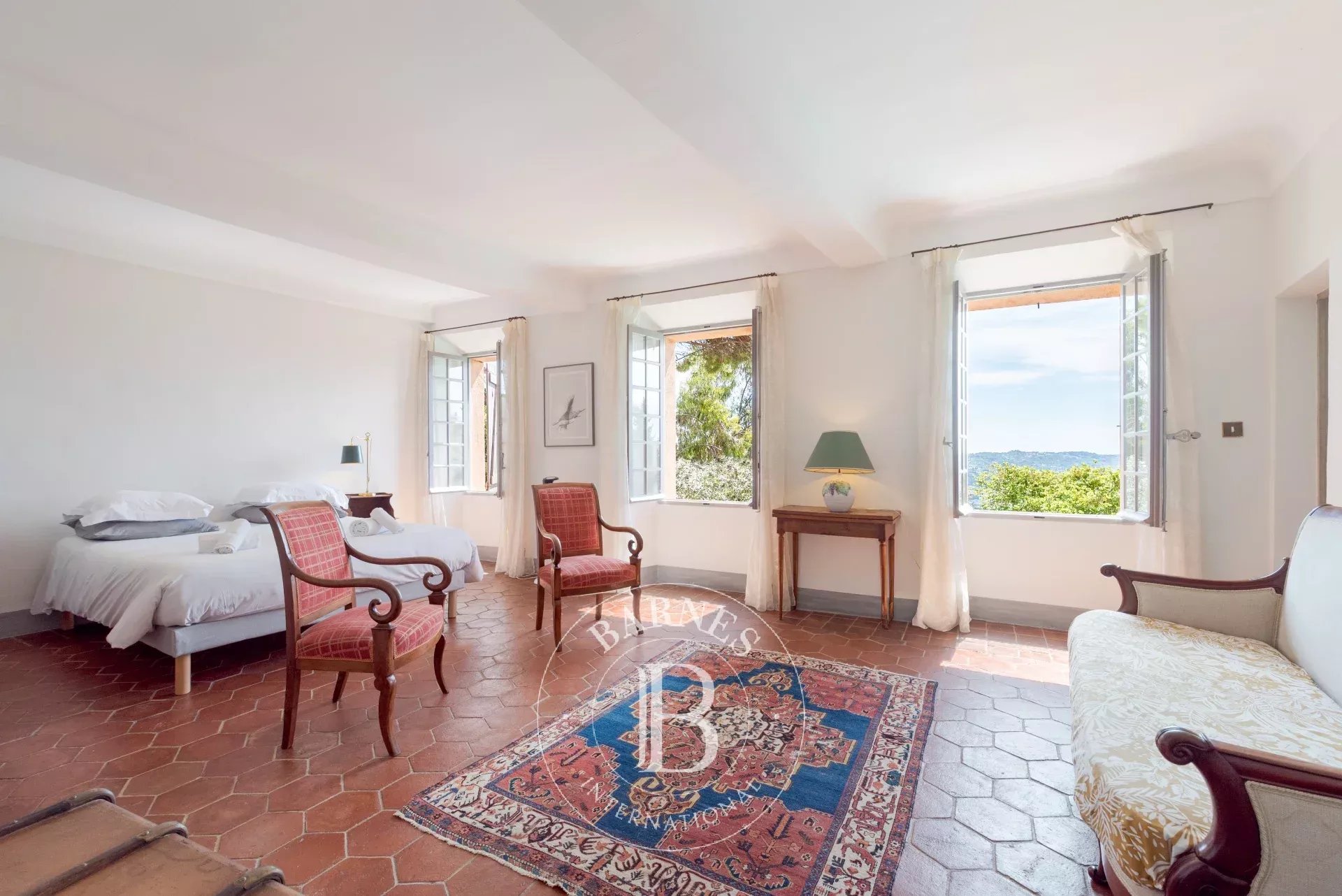 GRASSE - BASTIDE DE CHARME DU XVIIIème SIECLE - 13 CHAMBRES