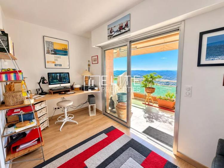 Toit-terrasse 4 pièces  de 139 m² entièrement rénové avec vue panoramique Mer, Montagne, ville – Grasse