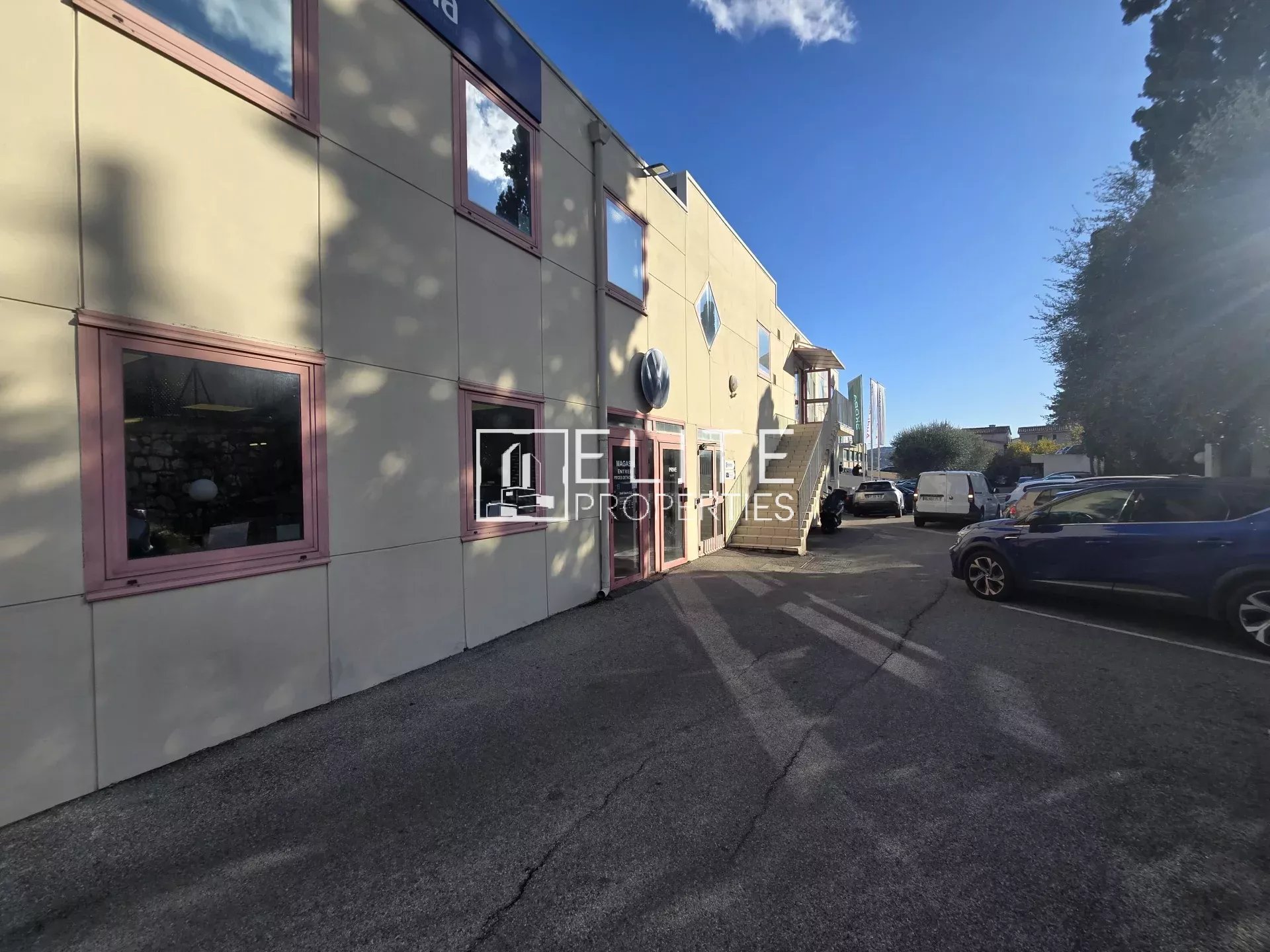 LOCAL COMMERCIAL  DE 169 m²  AU 1er ÉTAGE – GRASSE