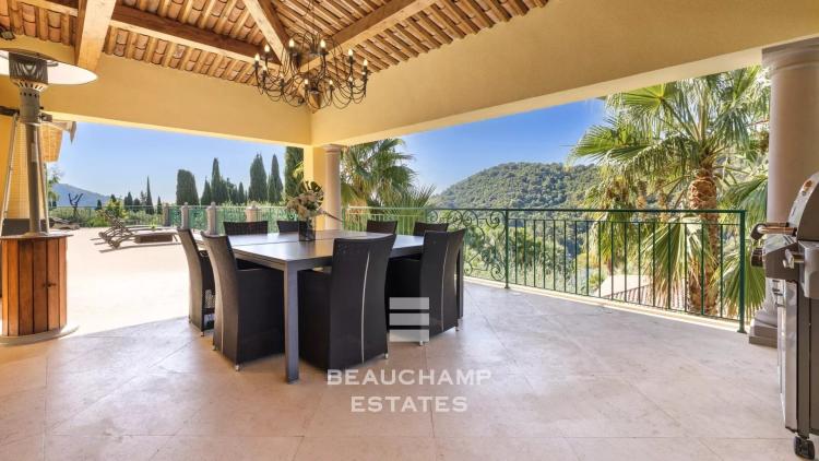 Villa avec deux appartements indépendants et potentiel hôtelier - Grasse