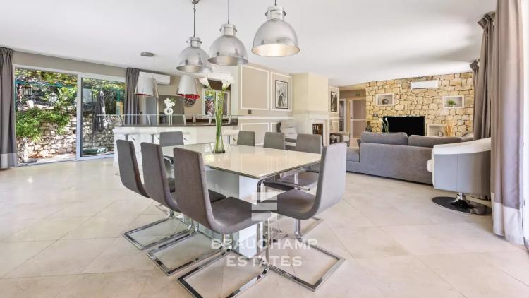 Villa avec deux appartements indépendants et potentiel hôtelier - Grasse