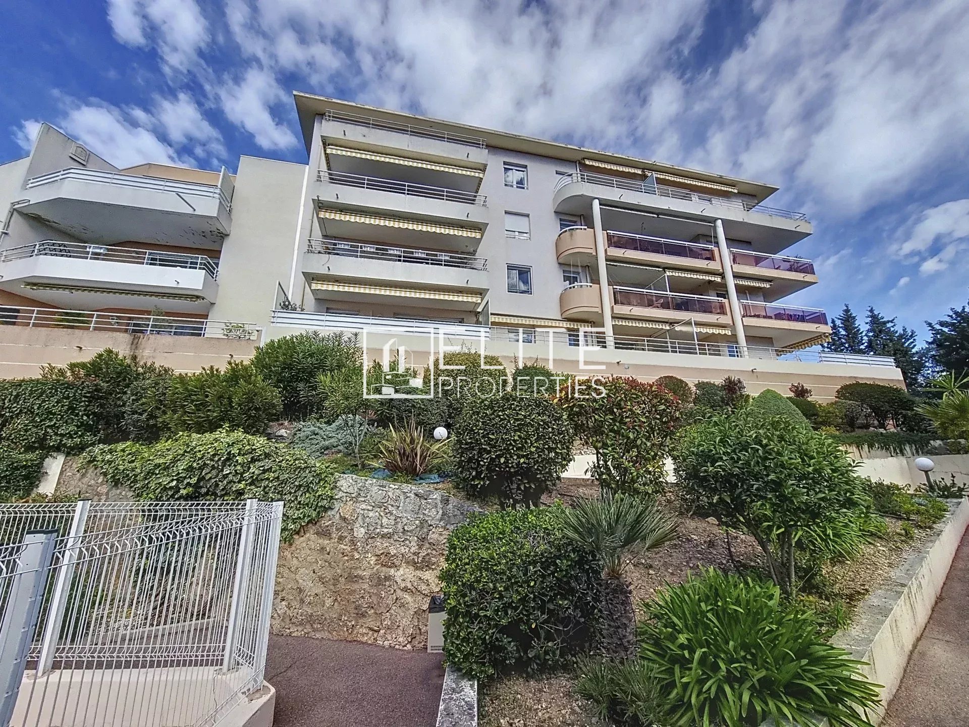 APPARTEMENT 3 PIECES 72m² + PARKING GRASSE