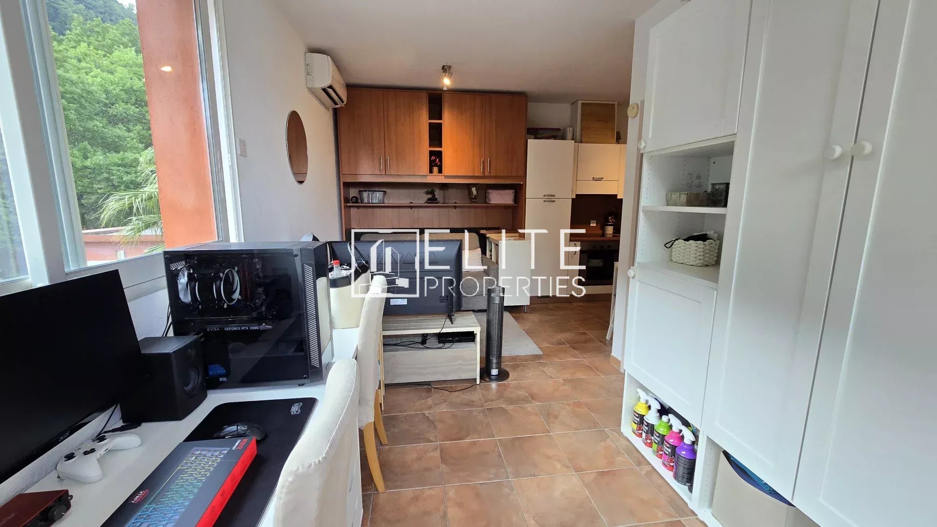 STUDIO 24m² + TERRASSE + 2 PARKINGS GRASSE
