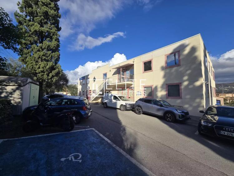 LOCAL COMMERCIAL  DE 169 m²  AU 1er ÉTAGE – GRASSE