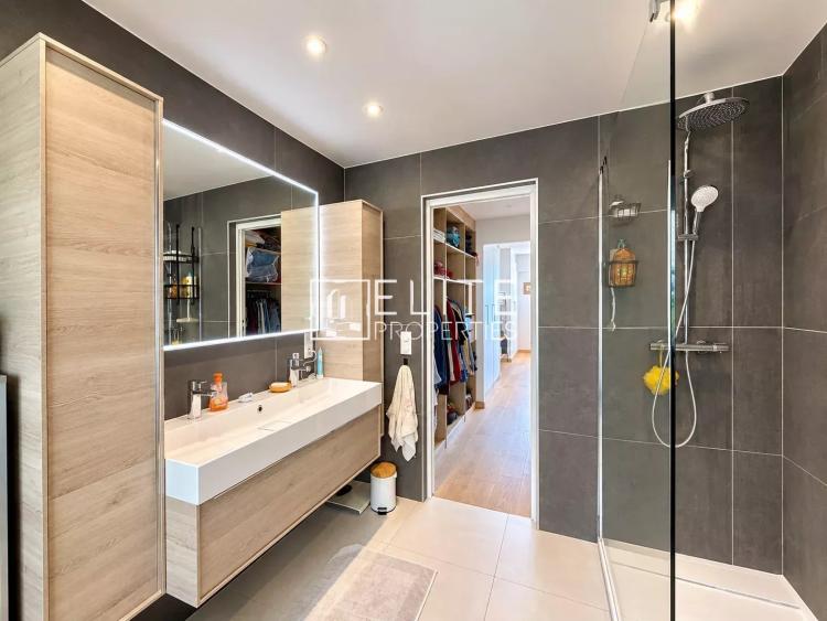 Toit-terrasse 4 pièces  de 139 m² entièrement rénové avec vue panoramique Mer, Montagne, ville – Grasse