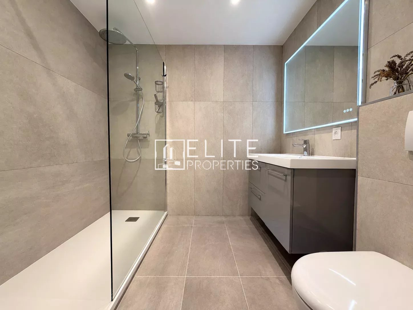Toit-terrasse 4 pièces  de 139 m² entièrement rénové avec vue panoramique Mer, Montagne, ville – Grasse